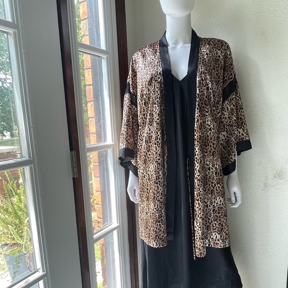 Victoria’s Secret leopard and lace kimono robe - Picture 2 of 11
